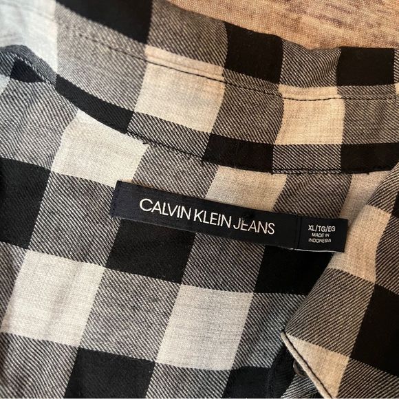 Calvin Klein Jeans - White & Black Buffalo Plaid Button Down Shirt, size XL - Picture 3 of 6